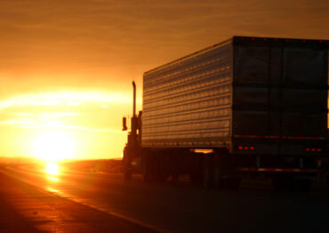 Więcej płatnych dróg i wyższe opłaty. Czy podwyżka stawek dla ciężarówek uderzy w konsumentów?