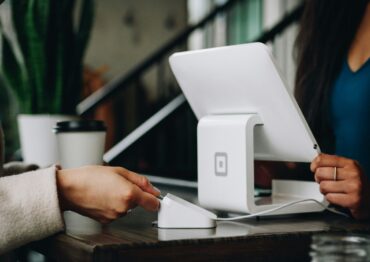 Faktura w 3 sekundy – tak dziś wygląda sprzedaż w sklepie przyszłości