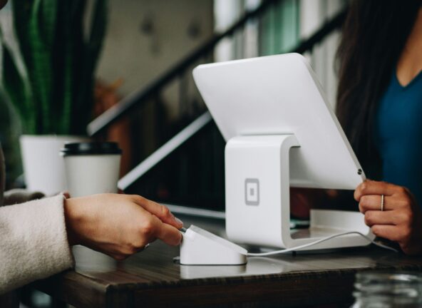 Faktura w 3 sekundy – tak dziś wygląda sprzedaż w sklepie przyszłości