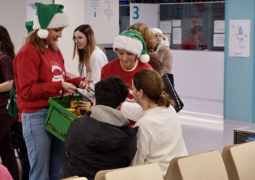 Mikołajkowa energia w Poznaniu. Żabka i policja ponownie dostarczają „Paczkę z uśmiechem” małym pacjentom