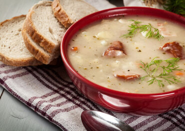 Polscy restauratorzy z pomocą: do walczących z wrogiem i mrozem mieszkańców Kijowa trafi 1 000 litrów żurku