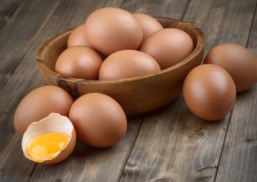 Rewolucja na rynku. Sieci handlowe mówią koniec jajom klatkowym