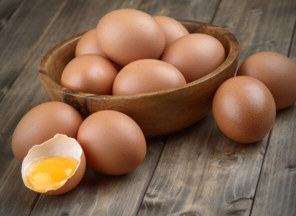 Rewolucja na rynku. Sieci handlowe mówią koniec jajom klatkowym