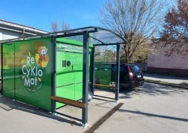 Biedronka przyspiesza automatyzację. 3443 recyklomaty i 3214 sklepów z e-etykietami