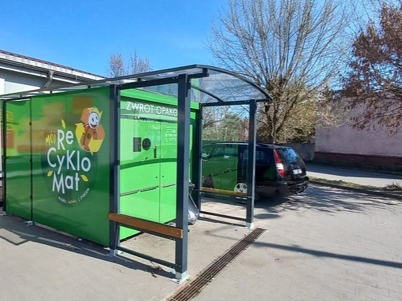 Biedronka przyspiesza automatyzację. 3443 recyklomaty i 3214 sklepów z e-etykietami