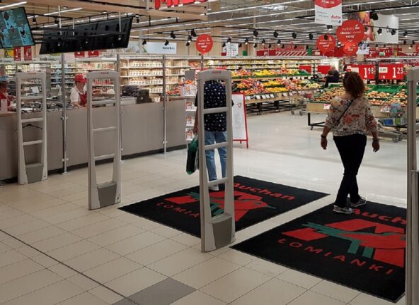 Inspekcja Sanitarna wykryła nieprawidłowości w napoju Arizona Green Tea. Auchan wycofuje partię