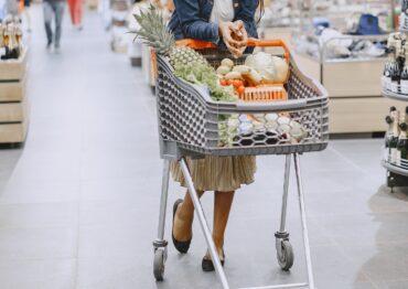 Polacy częściej planują zakupy, porównują ceny i liczą, ile zapłacą za cały koszyk